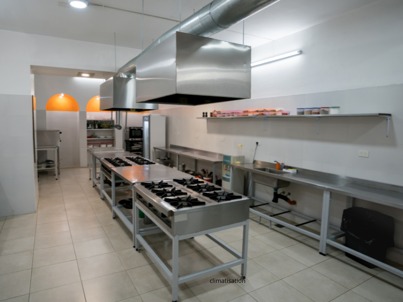Installation par AIR83 d'une cuisine professionnelle en inox pour un établissement CHR, avec équipements de cuisson Rational et ventilation.